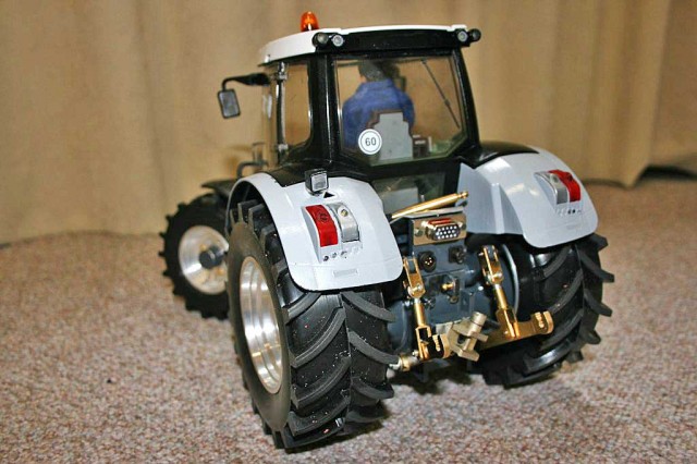 der-umgebaute-rc-bruder-traktor-rueckseite
